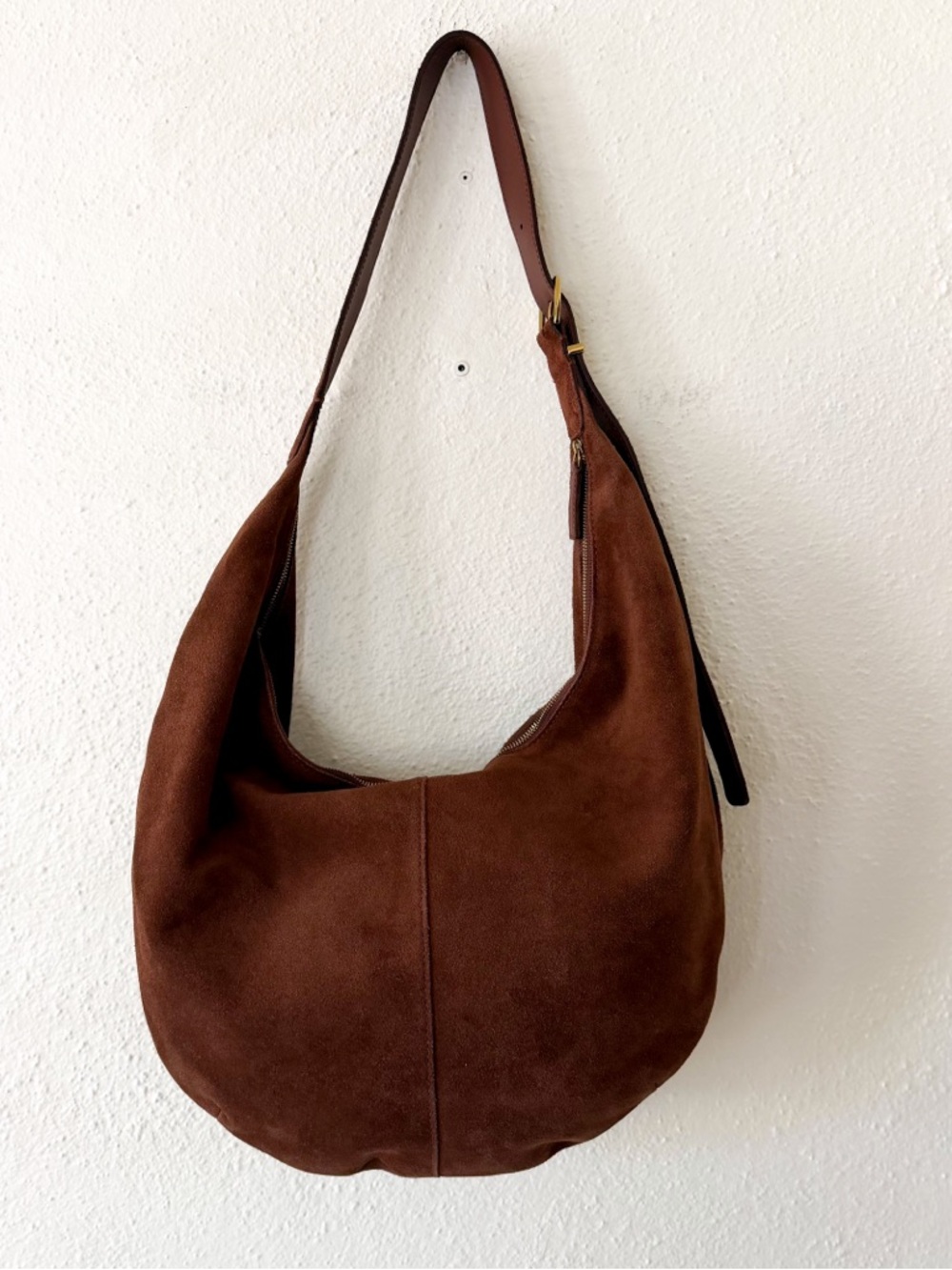 Madewell The Essential Suede Curve Shoulder Bag in Soft Mahogany - Picture 2 of 6